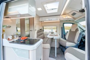 Karmann Davis Trendstyle buscamper met textielachtige meubelfronten