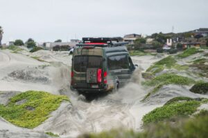Avontuurlijke en VanDoIt MOOV buscamper op Ford Transit Trail